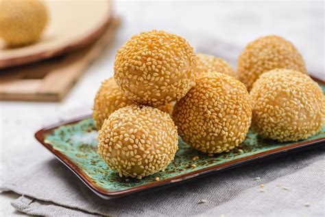 Sesame ball. Shape each portion into a ball. Wet the palms of your hands. Roll the balls and make a hole in center, put in sugar palm then roll again before roll in sesame seeds. 4) Heat oil over a medium heat and deep-fry the balls in batches of 3–4 pieces at a time for 4–5 minutes or until the sesame seeds turn golden. 