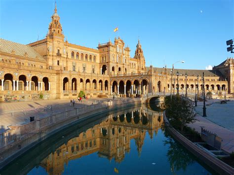  Sevilja ( špansko Sevilla) je kulturno in fi