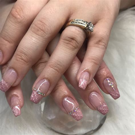 As the French manicure maintains popularity in 202