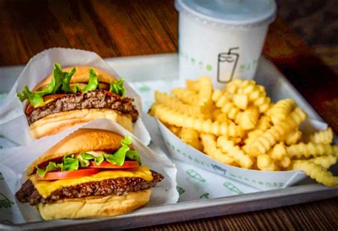Explore the freshly prepared delicious food like burgers, hot dogs, crinkle cut fries, shakes, frozen custard etc from Shake Shack menu. Best fast food restaurant UAE.. 