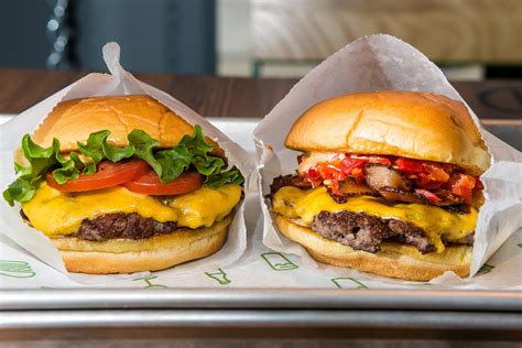  SHAKE SHACK APP FEATURES: SKIP THE LINE. o Order ahead from wherever. o Choose your pickup time + pickup type. o Fast reordering + save your favorites. o Customize your meal + allergy preferences. o Apple Pay + more. 99¢ DELIVERY. o In-app delivery for just 99¢. .