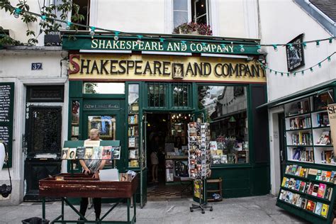 Shakespeare and company paris. 