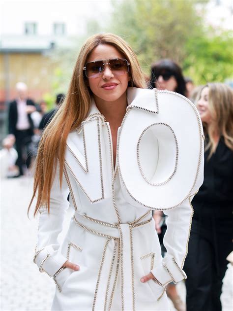 Shakira luce un llamativo vestido con la palabra “No”: ¿qué mensaje quiere transmitir?