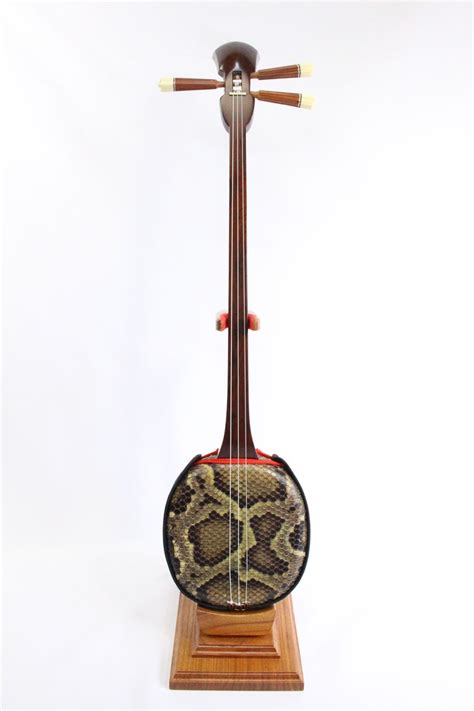 Shamisen musical instrument. Lutes. Bipa (hangul: 비파; hanja: 琵琶) – A pear-shaped lute with five strings ( hyangbipa or jikgyeongbipa) or five strings (dangbipa ). Uncommon today; most modern recreations are modelled on the Chinese pipa. Wolgeum (hangul: 월금; hanja: 月 琴) – A lute with a moon-shaped wooden body, four strings, and 13 frets; no longer used. 