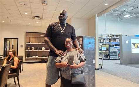 Shaquille O'Neal surprises woman with new phone at Louisiana Best Buy