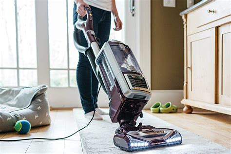 Shark vacuum stopped suction. Vacuum on the Wrong Setting. If the vacuum’s floor roller is not spinning, the vacuum simply may not know that you want it to be rolling. Make sure that the power switch is in position II “Brush Roll On.”. If the vacuum is … 