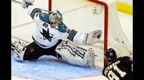 Sharks get a goaltending performance for the ages, but lose in familiar fashion
