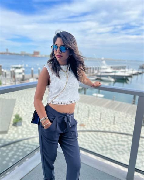 Sheena melwani sexy. Oct 11, 2020 · Singer Sheena Melwani and her "real Indian dad" have become a TikTok sensations. They're the pair behind the "Interrupted" series, in which Melwani sings covers of popular songs and he interjects ... 