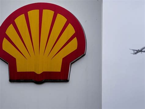 Shell earnings top $5 billion. But that’s nearly half what it pulled in months ago