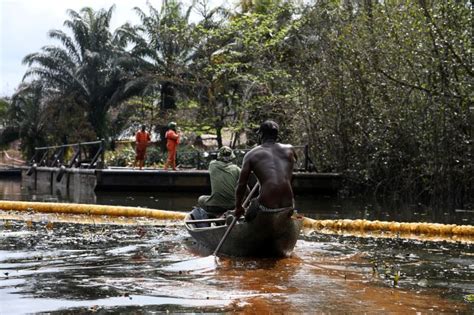 Shell oil pipeline spill fouls farms, river in Niger Delta