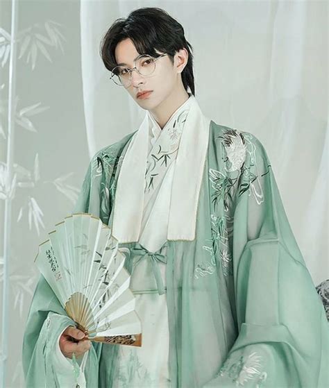 Shen yuan. Shen Yuan is part of a dance troupe with his brother, and they end up hired to perform at the crown prince Luo Binghe's birthday. While there Shen Yuan ends up catching the eye of the young prince and soon (forcefully) becomes his wife. Formally "Leaves from the vine", tittle has changed to "Sunlight and Electricity". 