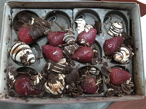 Sheri berries. Shari’s Berries is an American company sending berries, desserts, gifts, and flowers to customers across the US. This company is best known for their chocolate-covered strawberries, which you can … 