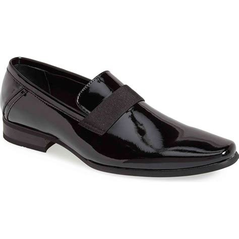 Shoes for tuxedo. Stiletto heels look stunning when pairing shoes with a fancier pantsuit or tuxedo style suit. Pumps, strappy sandals or slides are classic choices, especially in a patent finish or metallic material. If your pantsuit is cropped, you can show off a more ornate or higher heel, elongating your legs. Opt for clear sandals or pumps with or without ... 