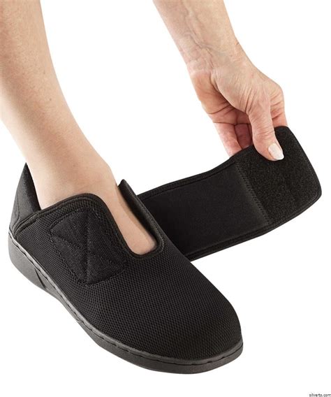 Shoes for women with wide feet. Small-framed 6-year-old girls typically have feet between 6.5 and 7.5 inches long, requiring a size 13 or 13.5 in the United States or 30 to 30.5 in Europe. Children’s feet grow ve... 