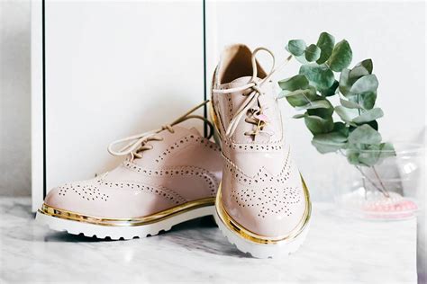Shoes that are vegan. Many vegan shoe brands now offer stylish, fashionable, and comfortable shoes that are free of animal products. You can find vegan shoes in almost any style, from … 