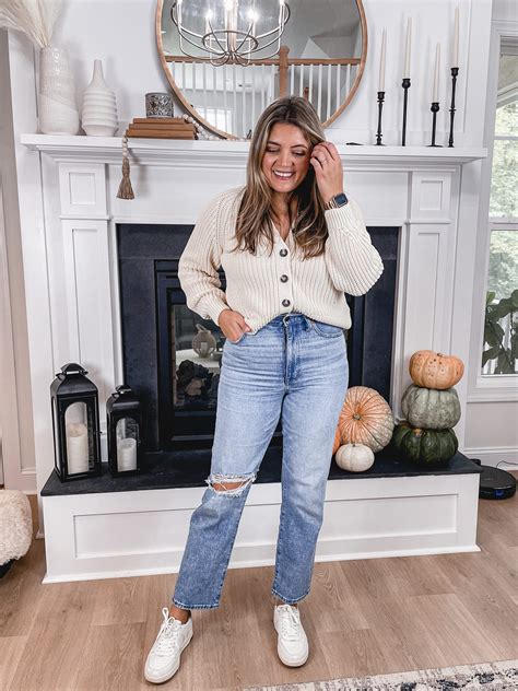 Shoes to wear with straight leg jeans. Pair the higher rise with a baby doll top, particularly with a button or two left open for a breeze and a peek of skin. Add a long-strap mini bag and tall mules in a fun pattern to pull the look ... 