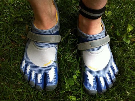 Shoes with toes for running. When your run takes you off-road, you need a shoe that gives you the right balance of cushioning and traction. Compared to road running shoes, a shoe designed for the trail grips t... 
