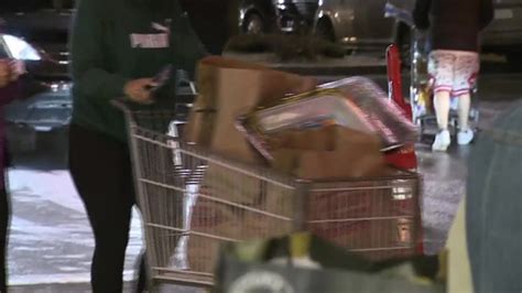 Shoppers rush to local grocery stores for last-minute Thanksgiving ingredients 