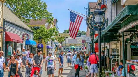 Shops in newport ri. Whether you’re looking for clothing, jewelry, antiques, artwork, or unique gifts, Newport’s waterfront shopping district has it all. With luxury shops like Saltzman … 