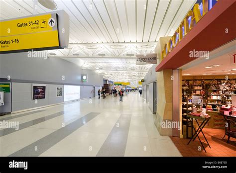 Terminal 8. Concourse B. Open 5:00am – 10:00pm. Hours may vary. Phone 718.244.5900. Dazzling with upscale sophistication, Drink Martini Bar offers travelers an extensive beverage menu of fine wines, craft beers, and an eclectic mix of martinis. The modern décor and lively music provides the perfect place to catch a drink and enjoy a light .... 