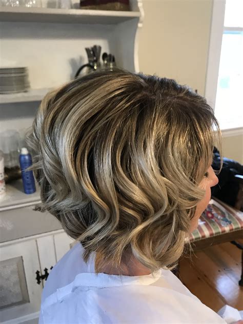 1. Messy Wavy Bob. If you’re looking for something hot but naturally looking at the same time, consider this short bob haircut. Loose messy waves deliver a distinctive sexy vibe, while the chunky highlights step just a bit from the woman’s natural hair color, beautifully framing her face. @juniorestevamoficial.. 