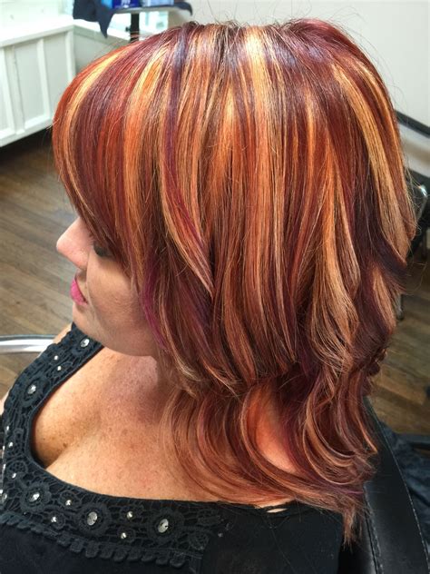 Short brown hair with red and blonde highlights. To achieve a haircut similar to Lisa Rinna’s, ask your stylist for a short shag cut. Opt for a chocolate brown color with highlights and lowlights to add more depth to the color. Y... 