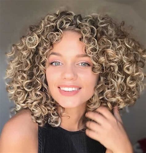 Short curly hair blonde highlights. Mar 3, 2023 ... Blonde curly hair is relatively rare, as it is a combination of two recessive genetic traits. In order to have blonde hair, an individual ... 