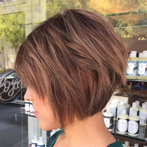 Short hair with light brown highlights. Take inspiration from the spice, and add movement to a dark brown base with cinnamon highlights, which will weave a gorgeous red-brown hue throughout your mane. 6. BROWN HAIR WITH CARAMEL HIGHLIGHTS. Another option for adding warmth to your brunette strands is to place caramel highlights throughout. 