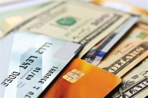 Should You Go for a Rewards or Cash Back Credit Card?