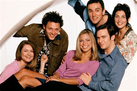 Shows similar to friends. Friends made massive stars out of its main cast: Jennifer Aniston, Courteney Cox, Lisa Kudrox, Matt LeBlanc, Matthew Perry and David Schwimmer.The sitcom ran for 10 seasons until 2004. 