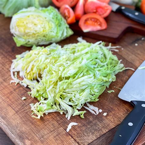 Shred lettuce. When it comes to making tacos, the amount of shredded lettuce you use depends on personal preference. Some people prefer a light sprinkle of lettuce, while others like a heaping pile. However, as a general rule of thumb, you can use around 1/4 to 1/3 cup of shredded lettuce per taco. 
