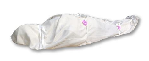 Shrouds. A Jewish burial shroud is a simple hand-made garment that has no buttons, zippers, or fasteners of any type. Both men and women are dressed in a shirt, pants, head covering, a jacket, and a belt before being wrapped in the burial shroud. Traditionally, the Tachrichim is white. 