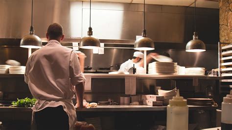 Sick workers tied to 40% of restaurant food poisoning outbreaks, CDC says