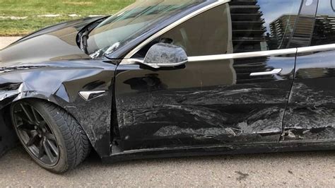 Sideswiped car. Now if the vehicle sustained minimal damage like a bent fender, a damaged door or a broken headlight, then yes repairing your car would be a way to go (headlight repair costs are $15 to $20 for halogen bulbs, but over $100 for HID bulbs). Analysis of whether you should fix your car or sell it as-is comes next. 