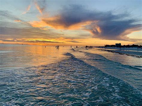 Today's weather in Siesta Key Beach. The sun will rise at 7:28am and the sunset will be at 7:06pm. There will be 11 hours and 38 minutes of sun and the average temperature is 80°F. At the moment water temperature is 78°F and the average water temperature is 78°F.. 