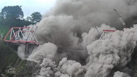 Signal raised to highest degree as volcano explodes in Java