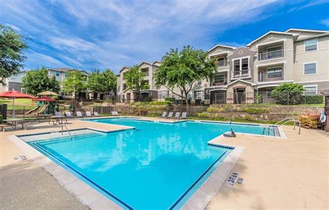 The Signature at Southern Oaks is a pet-friendly community - Dogs and cats welcome! Limit: 2 pets per apartment home. Deposit: $500 per household/due at time of move-in ($250 refundable). Weight Limit: 40 lbs at full maturity. $20 Monthly Pet Rent.