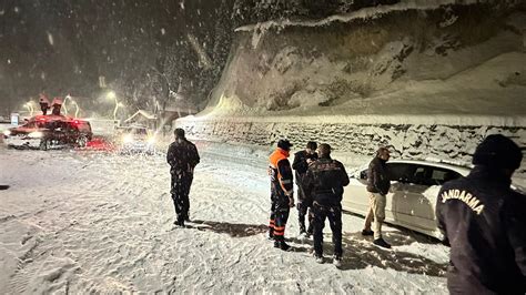 Siirt’te kardan yolda mahsur kalan 25 araç kurtarıldı
