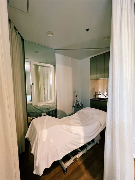 Silver mirror facial. Specialties: Loved by Vogue, Allure, GQ, InStyle, Refinery 29. NYC's Top Rated Facial. 20% Off First Facial with Promo Code. Established in 2016. In 2016, Silver Mirror opened its doors on May 26th. Today, we continue to expand into new territories so everyone can have great looking skin. 