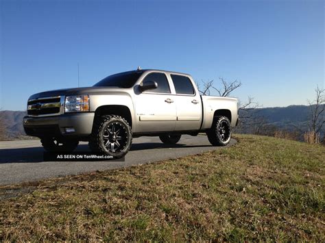 Hello New to the forums, just picked up a new to me 2004 silverado 2500hd 6.0. I am debating if i should do the cognito leveling kit with 20s/33s or a six inch with 22"/35s. i wanted to know if any of you have either of these setups, and if ya can post pics and tell me how much ya love it. thanks again!. 
