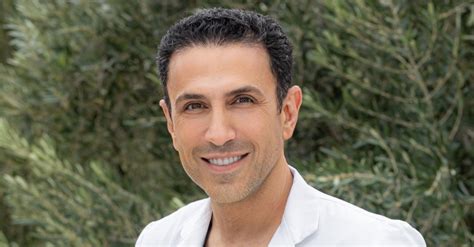 Simon ourian. Apr 28, 2023 · Ourian believes in cultivating genuine connections with his clients, taking the time to understand their unique concerns and crafting customized treatment plans to address them. Epione is at 444 N. Camden Drive, Beverly Hills 90210. Giving Back and Inspiring the Future. Dr. Simon Ourian’s passion for beauty extends beyond the walls of his clinic. 