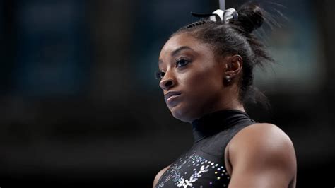 Simone Biles dice que le “rompió el corazón” ver las imágenes de una niña negra ignorada en una ceremonia de gimnasia