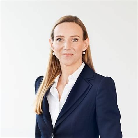 Simone bagel trah biography examples