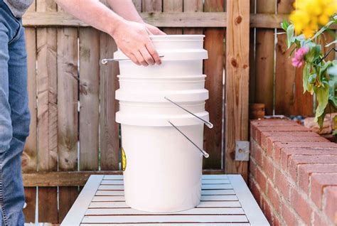 Simple DIY Worm Composting Bin Using 5 Gallon Buckets!