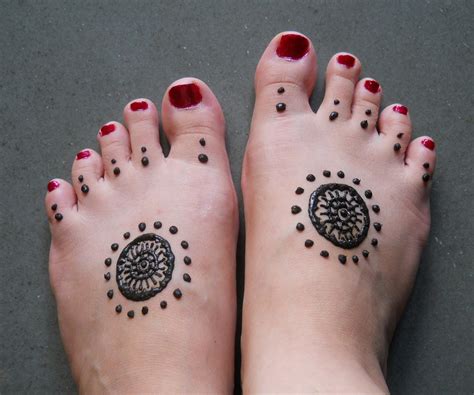 Simple henna designs on feet. This is one of the most preferred bridal henna designs for feet. A leafy mesh with tomb-like border towards the toes and a sharp V one towards the ankles. And in between the grids, we have dots making a diamond formation. Also, we can’t forget to commend the beautiful anklet design. 58. Exquisite & Modern Arabic Mehendi Design For Feet 