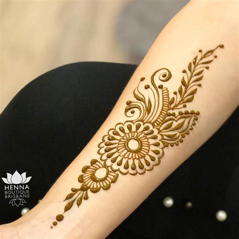 Simple mehandi pattern. 1. Floral Motif Shaded Mehndi Design: A shaded mehndi design for hands, with prominent flower motifs is beautiful. This kind of mehandi designs are quite easy to make and are thus opted by many. The flowers are ordinary with leaves and other elements accompanying them to complete the design. 