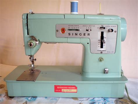 Vintage Singer Sewing Machine Featherweight Mode