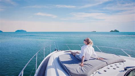 Single cruises. A singles cruise is simply for someone who is travelling by themselves. They are also known as solo cruises and are an increasingly popular way of seeing the world. In rare … 