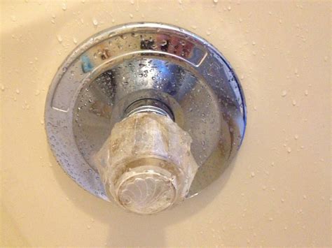 Although the best way to identify the shower valve type is to speak with a plumber, the following steps can give you some clues on what shower valve type you currently own. 1. Count the Number of Shower Faucet Handles. Often, the type of shower faucet and handle (s) will indicate what kind of shower valve is behind it.. 