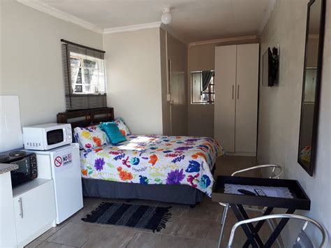 Looking for a female renter to rent a room in single-family home in Phoenix in November. The home is situated in a gated community. It features a spacious 2 car garage and is just a few minutes away from restaurants, grocery stores, gyms, and freeways for added convenience. The available room... . 